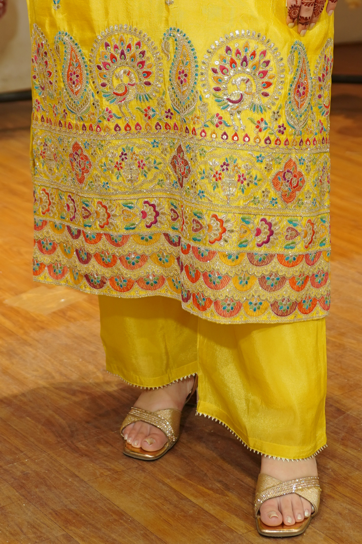 Saanvi Prabha Shimmer Suit With Zari Embroidery