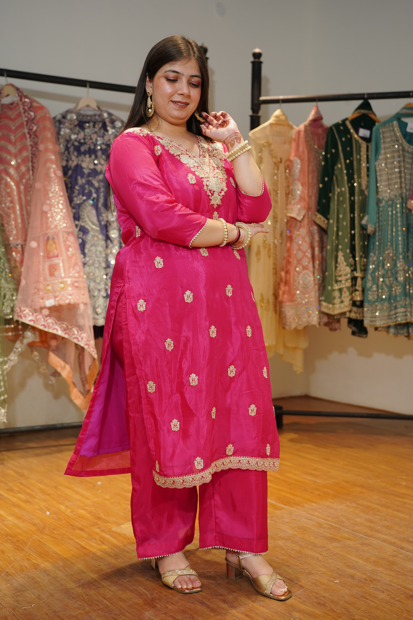 Iresha Magenta Suit Set With Zari Embroidery