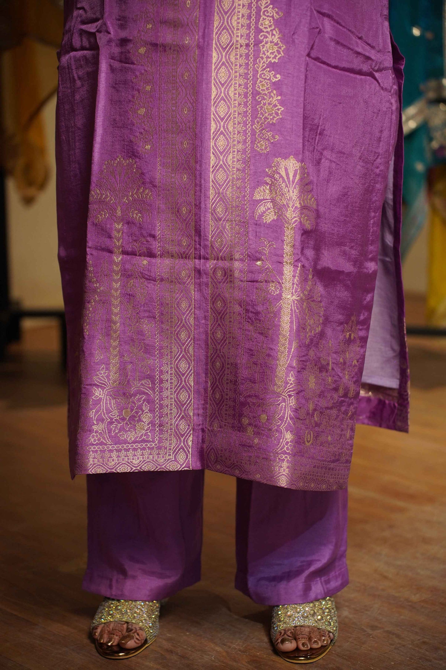 Raavia Mauve Silk Suit With Jacquard Weave