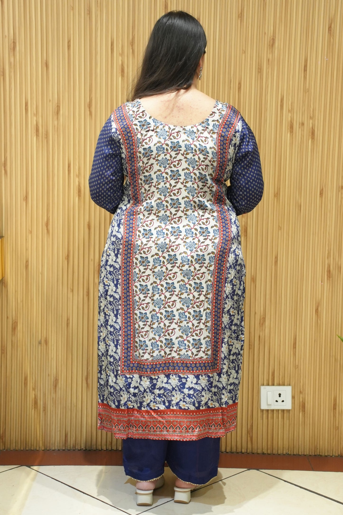 Noori Navy Crepe Suit With Mirror Work